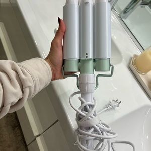 Mane triple barrel hair waver. Product is brand new, only used once.